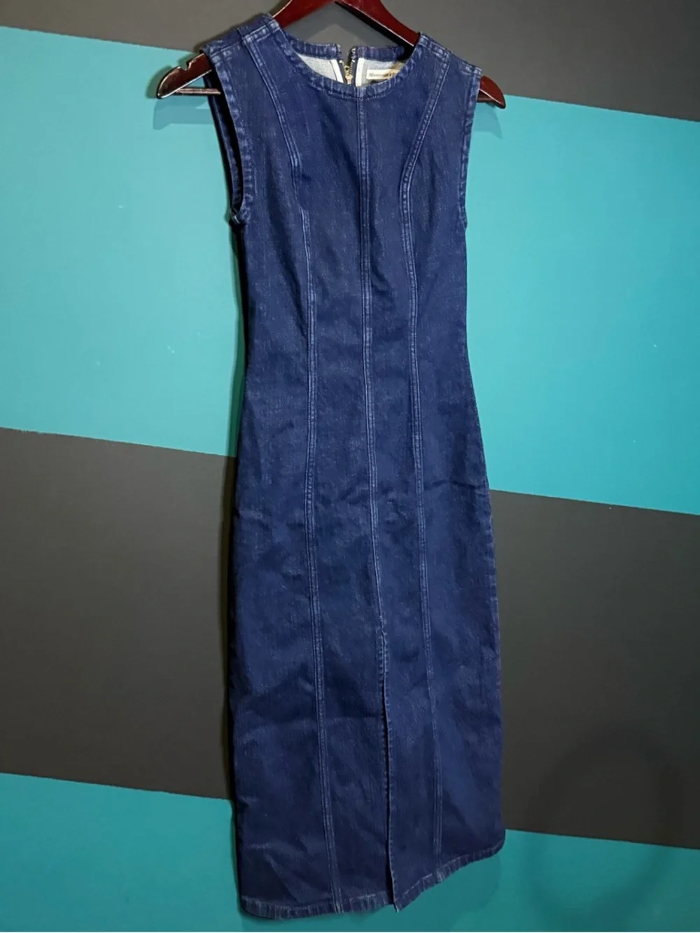 Abercrombie & Fitch Sleeveless Denim Midi Dress in Light DarBlue with Front Slit - Picture 3 of 13